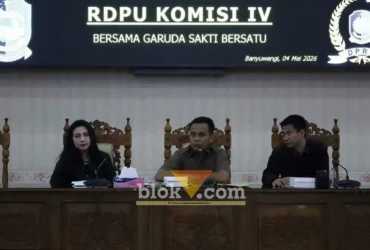 Ketua Komisi IV DPRD Banyuwangi, Patemo (tengah) saat pimpin RDPU lahan bekas tambang galian C, Desa Karangbendo Kecamatan Rogojampi, Senin (4/5/2026) (foto: Blok-a.com/Kuryanto)
