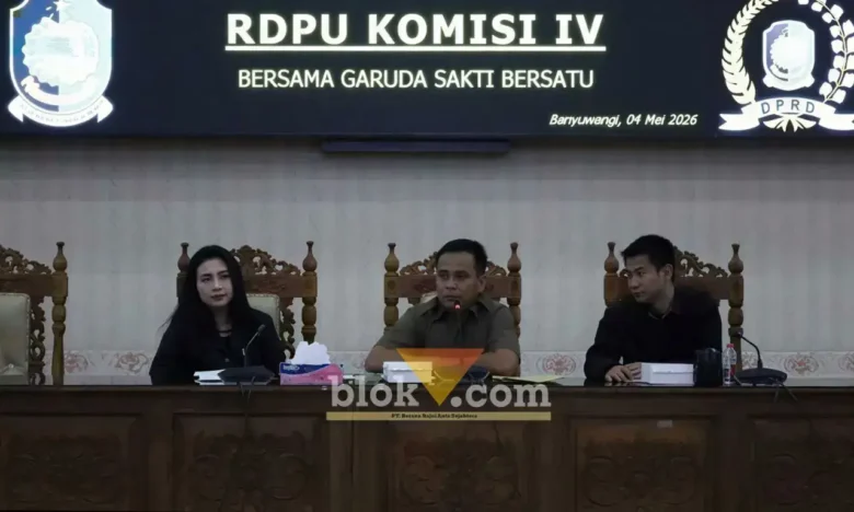 Ketua Komisi IV DPRD Banyuwangi, Patemo (tengah) saat pimpin RDPU lahan bekas tambang galian C, Desa Karangbendo Kecamatan Rogojampi, Senin (4/5/2026) (foto: Blok-a.com/Kuryanto)