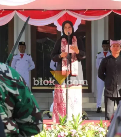 Bupati Banyuwangi, Ipuk Fiestiandani saat memimpin Upacara Peringatan Hari Lahir Pancasila yang dipusatkan di Halaman Kantor Bupati Banyuwangi, Senin (1/6/2026)(foto: Blok-a.com/Kuryanto)