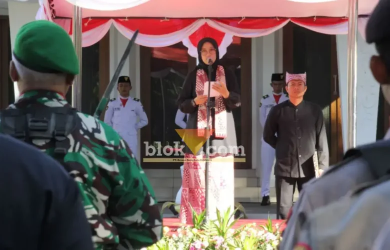 Bupati Banyuwangi, Ipuk Fiestiandani saat memimpin Upacara Peringatan Hari Lahir Pancasila yang dipusatkan di Halaman Kantor Bupati Banyuwangi, Senin (1/6/2026)(foto: Blok-a.com/Kuryanto)