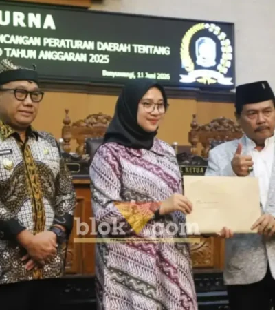 Bupati Ipuk Fiestiandani didampingi Wabup Mujiono saat serahkan dokumen Raperda Pertanggungjawaban Pelaksanaan APBD Tahun 2025 kepada Wakil Ketua DPRD, Ruliono,SH, Kamis (11/6/2026) (foto: Blok-a.com/Kuryanto).