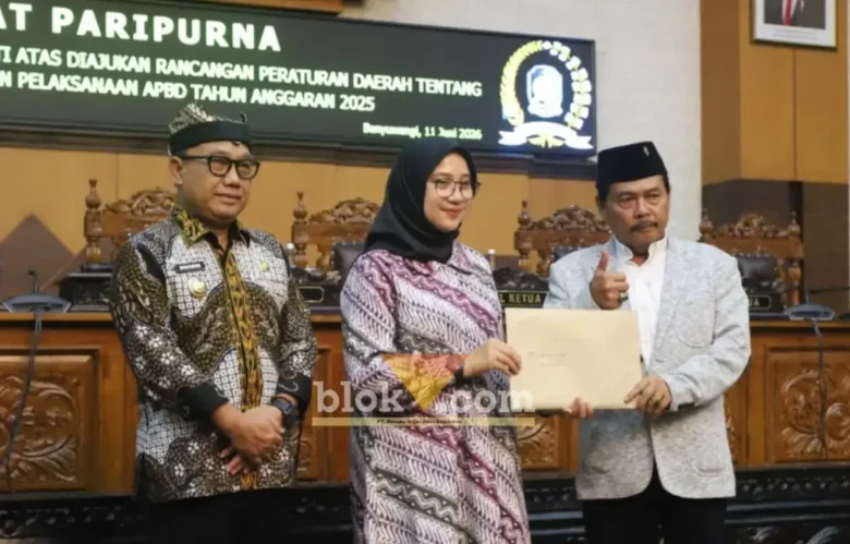 Bupati Ipuk Fiestiandani didampingi Wabup Mujiono saat serahkan dokumen Raperda Pertanggungjawaban Pelaksanaan APBD Tahun 2025 kepada Wakil Ketua DPRD, Ruliono,SH, Kamis (11/6/2026) (foto: Blok-a.com/Kuryanto).