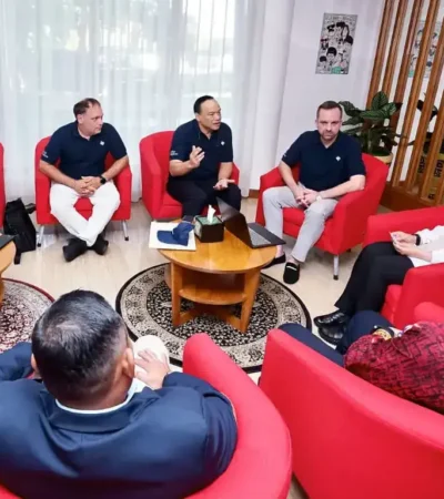 CEO Seaplane Asia Denis Keller bersama CEO Santai Seaplane, Wirmandi Sugriat, saat bertemu langsung dengan Bupati Ipuk Fiestiandani di Lounge Pelayanan Publik, Pemkab Banyuwangi, Rabu (10/6/2026)(foto: Istimewa)