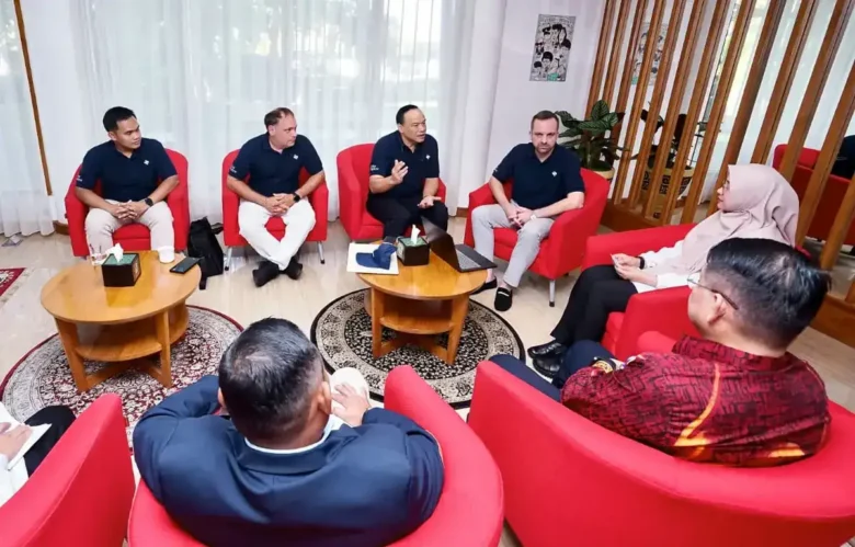 CEO Seaplane Asia Denis Keller bersama CEO Santai Seaplane, Wirmandi Sugriat, saat bertemu langsung dengan Bupati Ipuk Fiestiandani di Lounge Pelayanan Publik, Pemkab Banyuwangi, Rabu (10/6/2026)(foto: Istimewa)
