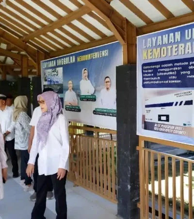 Bupati Ipuk Fiestiandani tinjau layanan kemoterapi di RSUD Blambangan yang resmi dibuka sejak 25 Mei 2026 (foto: Istimewa)
