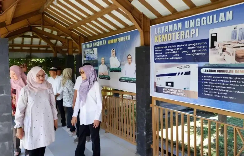 Bupati Ipuk Fiestiandani tinjau layanan kemoterapi di RSUD Blambangan yang resmi dibuka sejak 25 Mei 2026 (foto: Istimewa)