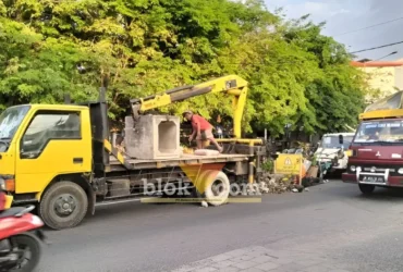 DPU CKPP Banyuwangi saat menangani jalan ambles di Jalan Basuki Rahmat, tepat di depan Pasar Blambangan (foto: Blok-a.com/Kuryanto)