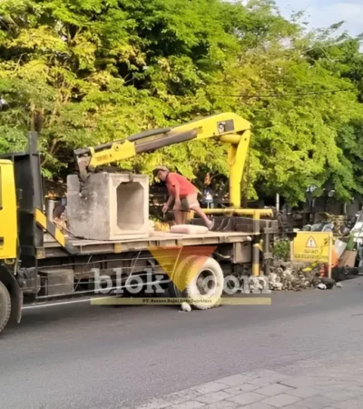 DPU CKPP Banyuwangi saat menangani jalan ambles di Jalan Basuki Rahmat, tepat di depan Pasar Blambangan (foto: Blok-a.com/Kuryanto)