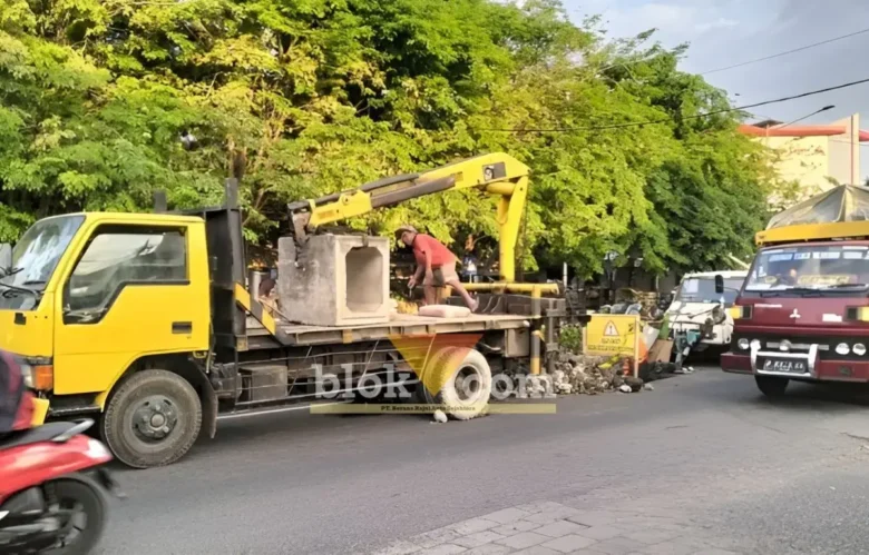 DPU CKPP Banyuwangi saat menangani jalan ambles di Jalan Basuki Rahmat, tepat di depan Pasar Blambangan (foto: Blok-a.com/Kuryanto)