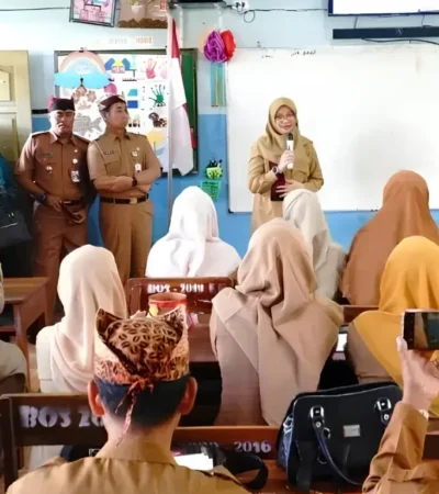 Di sela menjalankan program 'Bupati Ngantor di Desa' Bupati Ipuk Fiestiandani juga memberikan arahan kepada puluhan guru SD/SMP, Selasa (25/6/2024) (foto: Dok Humas Pemkab)