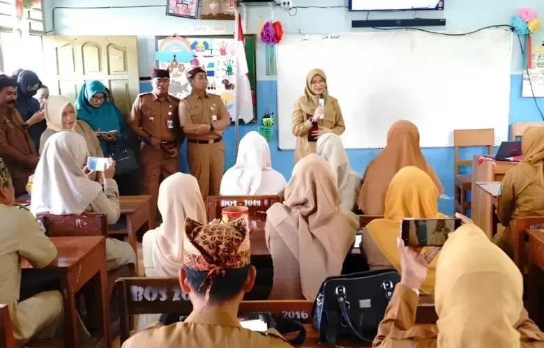 Di sela menjalankan program 'Bupati Ngantor di Desa' Bupati Ipuk Fiestiandani juga memberikan arahan kepada puluhan guru SD/SMP, Selasa (25/6/2024) (foto: Dok Humas Pemkab)