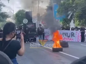 Gabungan BEM yang tergabung dalam 'Aliansi Banyuwangi Menggugat' saat menggelar aksi unjuk rasa, Jum’at (19/06/2026)(blok-a.com/Kuryanto).