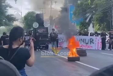 Gabungan BEM yang tergabung dalam 'Aliansi Banyuwangi Menggugat' saat menggelar aksi unjuk rasa, Jum’at (19/06/2026)(blok-a.com/Kuryanto).