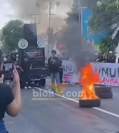 Gabungan BEM yang tergabung dalam 'Aliansi Banyuwangi Menggugat' saat menggelar aksi unjuk rasa, Jum’at (19/06/2026)(blok-a.com/Kuryanto).