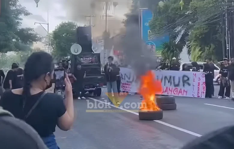 Gabungan BEM yang tergabung dalam 'Aliansi Banyuwangi Menggugat' saat menggelar aksi unjuk rasa, Jum’at (19/06/2026)(blok-a.com/Kuryanto).