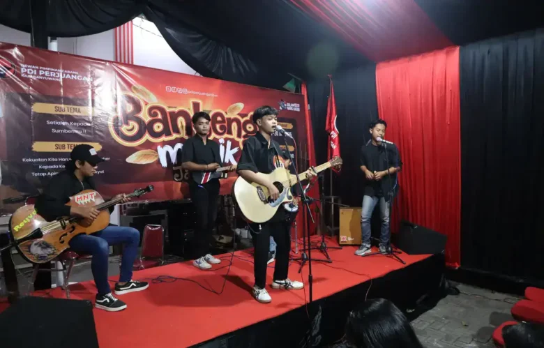 Dalam rangka Bulan Bung Karno 2026, DPC PDI Perjuangan Banyuwangi menggelar Banteng Musik Jalanan, Kamis (18/6/2026) (blok-a.com/Kuryanto).