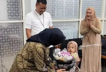 Bupati Ipuk saat bercanda dengan anak balita dalam lokakarya “Perencanaan Strategis Pengembangan Anak Usia Dini yang Inklusif” yang digelar oleh lembaga pendidikan global, Perkins International (foto: istimewa)