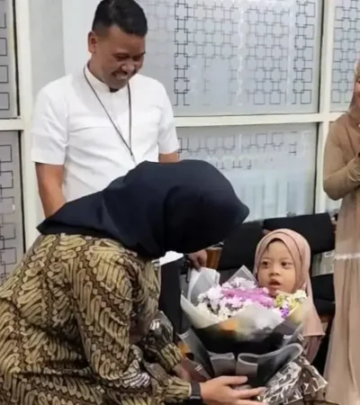Bupati Ipuk saat bercanda dengan anak balita dalam lokakarya “Perencanaan Strategis Pengembangan Anak Usia Dini yang Inklusif” yang digelar oleh lembaga pendidikan global, Perkins International (foto: istimewa)