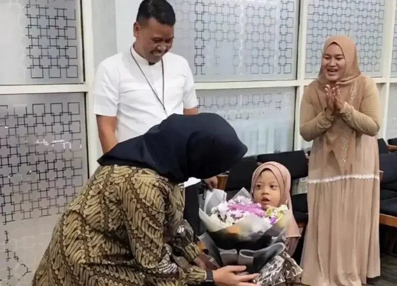 Bupati Ipuk saat bercanda dengan anak balita dalam lokakarya “Perencanaan Strategis Pengembangan Anak Usia Dini yang Inklusif” yang digelar oleh lembaga pendidikan global, Perkins International (foto: istimewa)