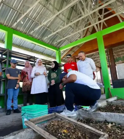 Bupati Banyuwangi, Ipuk Fiestiandani saat meninjau Kelurahan Bakungan, Banyuwangi yang memiliki pengolahan sampah mandiri jadi produk ekonomi (foto: Istimewa)