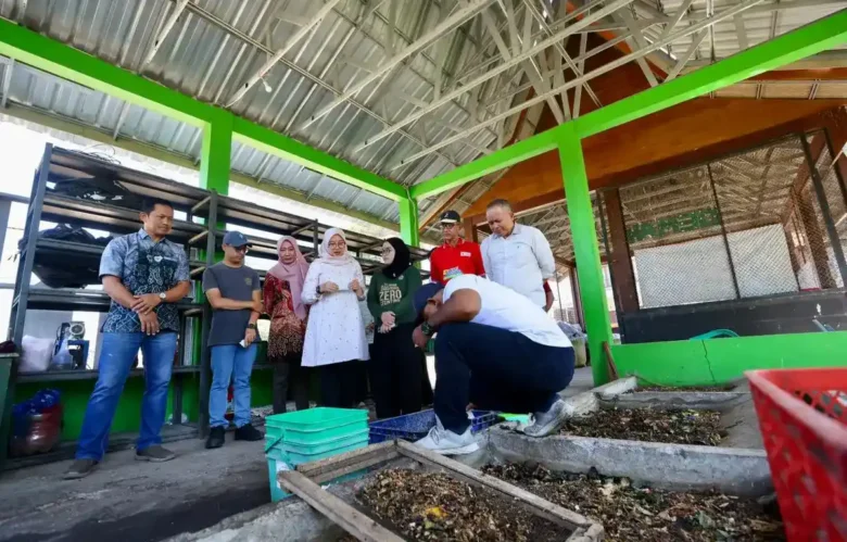 Bupati Banyuwangi, Ipuk Fiestiandani saat meninjau Kelurahan Bakungan, Banyuwangi yang memiliki pengolahan sampah mandiri jadi produk ekonomi (foto: Istimewa)