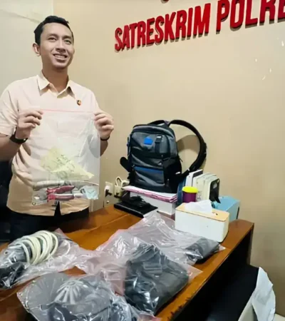 Kanit Resmob Polresta Banyuwangi Ipda Hendra Prabowo saat menunjukkan barang bukti hasil pencurian blower AC, Kamis (11/6/2026) (foto: Blok-a.com/Istimewa)
