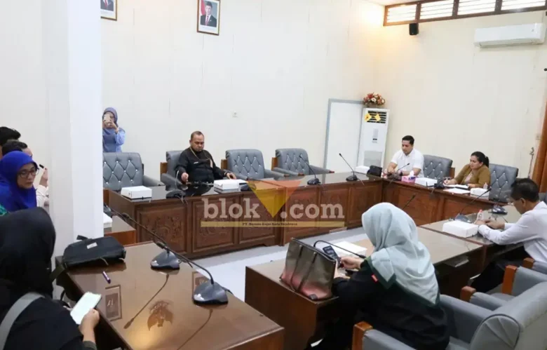 Ketua Komisi I DPRD, Marifatul Kamila saat menggelar audensi terkait HIV/AIDS bersama BCS, serta Dinas Kesehatan dan perwakilan dua RSUD, Selasa (2/6/2026) (foto: Blok-a.com/Kuryanto)
