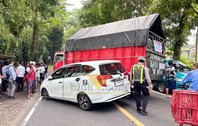 Kondisi truk dan mobil Toyota Calya pasca terjadinya Lakalantas beruntun di Jalan Raya Banyuwangi jurusan Jember, tepat simpang 3 Desa Kalibaru Manis, Banyuwangi, Rabu (24/6/2026)(foto: Blok-a.com/Kuryanto)