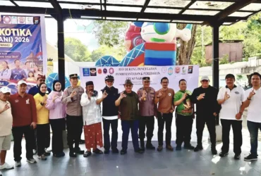 Momen memperingati Hari Anti Narkotika Internasional (HANI) 2026, BNNK Banyuwangi, Bakesbangpol, Dinas Sosial, Dinas Pendidikan, Kementerian Agama, Satresnarkoba Polresta Banyuwangi, serta beberapa komunitas relawan saat gelar foto bersama di Rumah Kebangsaan Banyuwangi (RKB) (foto: Blok-a.com/Istimewa)