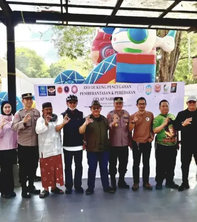 Momen memperingati Hari Anti Narkotika Internasional (HANI) 2026, BNNK Banyuwangi, Bakesbangpol, Dinas Sosial, Dinas Pendidikan, Kementerian Agama, Satresnarkoba Polresta Banyuwangi, serta beberapa komunitas relawan saat gelar foto bersama di Rumah Kebangsaan Banyuwangi (RKB) (foto: Blok-a.com/Istimewa)