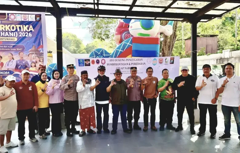 Momen memperingati Hari Anti Narkotika Internasional (HANI) 2026, BNNK Banyuwangi, Bakesbangpol, Dinas Sosial, Dinas Pendidikan, Kementerian Agama, Satresnarkoba Polresta Banyuwangi, serta beberapa komunitas relawan saat gelar foto bersama di Rumah Kebangsaan Banyuwangi (RKB) (foto: Blok-a.com/Istimewa)