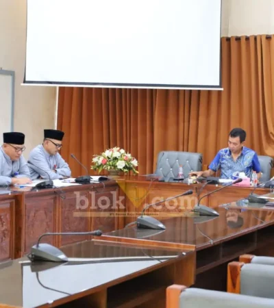 Pansus DPRD Kabupaten Banyuwangi saat menggelar rapat finalisasi pembahasan rancangan peraturan daerah tentang Perlindungan PMI asal Banyuwangi, Jumat (19/6/2026)(foto: Blok-a.com/Kuryanto).