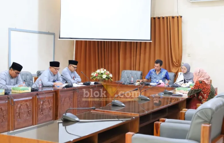Pansus DPRD Kabupaten Banyuwangi saat menggelar rapat finalisasi pembahasan rancangan peraturan daerah tentang Perlindungan PMI asal Banyuwangi, Jumat (19/6/2026)(foto: Blok-a.com/Kuryanto).
