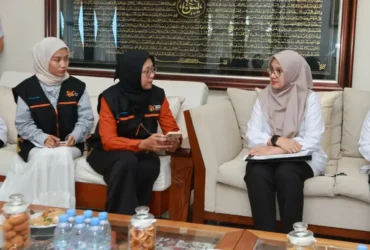 Petugas BPS saat melakukan pendataan di kediaman Bupati Ipuk, Jalan Tunggul Ametung, Banyuwangi Rabu (24/6/2026) (foto: Istimewa)
