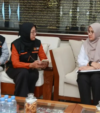 Petugas BPS saat melakukan pendataan di kediaman Bupati Ipuk, Jalan Tunggul Ametung, Banyuwangi Rabu (24/6/2026) (foto: Istimewa)