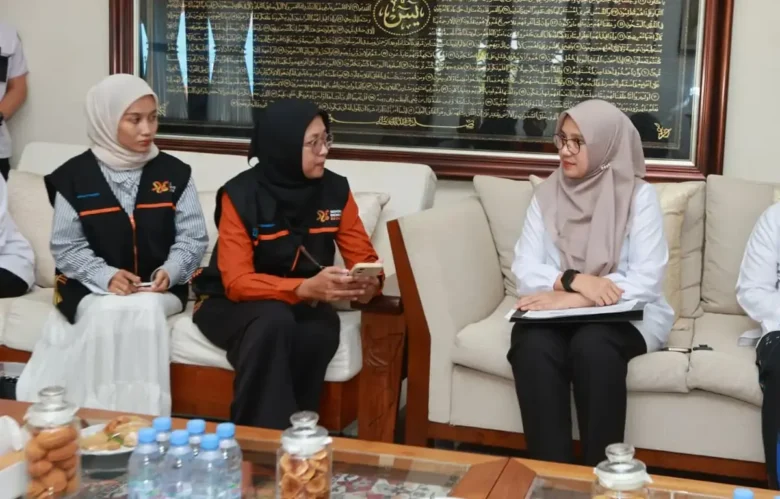 Petugas BPS saat melakukan pendataan di kediaman Bupati Ipuk, Jalan Tunggul Ametung, Banyuwangi Rabu (24/6/2026) (foto: Istimewa)