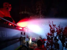 Petugas Damkar Banyuwangi saat berupaya memadamkan kobaran api yang melalap dua rumah warga di Dusun Curah Sawo, Desa Sidodadi, Kecamatan Wongsorejo, Rabu (3/6/2026) malam. (foto: dok Polsek Wongsorejo)