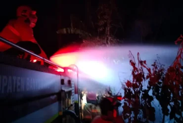 Petugas Damkar Banyuwangi saat berupaya memadamkan kobaran api yang melalap dua rumah warga di Dusun Curah Sawo, Desa Sidodadi, Kecamatan Wongsorejo, Rabu (3/6/2026) malam. (foto: dok Polsek Wongsorejo)