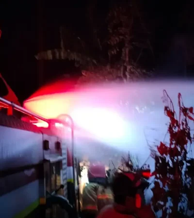 Petugas Damkar Banyuwangi saat berupaya memadamkan kobaran api yang melalap dua rumah warga di Dusun Curah Sawo, Desa Sidodadi, Kecamatan Wongsorejo, Rabu (3/6/2026) malam. (foto: dok Polsek Wongsorejo)