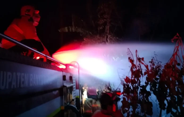 Petugas Damkar Banyuwangi saat berupaya memadamkan kobaran api yang melalap dua rumah warga di Dusun Curah Sawo, Desa Sidodadi, Kecamatan Wongsorejo, Rabu (3/6/2026) malam. (foto: dok Polsek Wongsorejo)