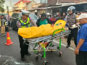 Piket lantas Polsek Genteng saat mengevakuasi korban lakalantas maut antara dua motor dan satu truk Tronton di Jalan Nasional jurusan Banyuwangi-Jember, masuk Desa Kembiritan, Rabu (10/6/2026)(foto: Blok-a.com/Kuryanto)