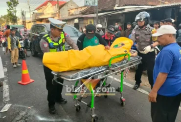 Piket lantas Polsek Genteng saat mengevakuasi korban lakalantas maut antara dua motor dan satu truk Tronton di Jalan Nasional jurusan Banyuwangi-Jember, masuk Desa Kembiritan, Rabu (10/6/2026)(foto: Blok-a.com/Kuryanto)