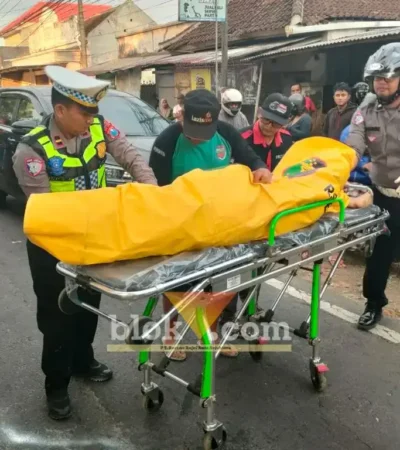 Piket lantas Polsek Genteng saat mengevakuasi korban lakalantas maut antara dua motor dan satu truk Tronton di Jalan Nasional jurusan Banyuwangi-Jember, masuk Desa Kembiritan, Rabu (10/6/2026)(foto: Blok-a.com/Kuryanto)