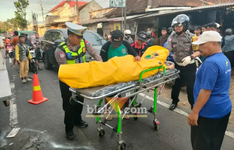 Piket lantas Polsek Genteng saat mengevakuasi korban lakalantas maut antara dua motor dan satu truk Tronton di Jalan Nasional jurusan Banyuwangi-Jember, masuk Desa Kembiritan, Rabu (10/6/2026)(foto: Blok-a.com/Kuryanto)