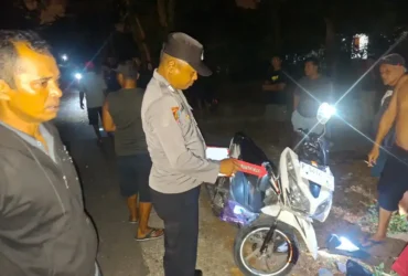 Piket lantas Polsek Tegaldlimo saat lakukan olah TKP insiden lakalantas tunggal yang menimpa motor Honda Vario di Jalan Raya Tegaldlimo, hingga pengendara tewas di tempat, Rabu malam (24/6/2026)(foto: dok Satlantas Polresta Banyuwangi)