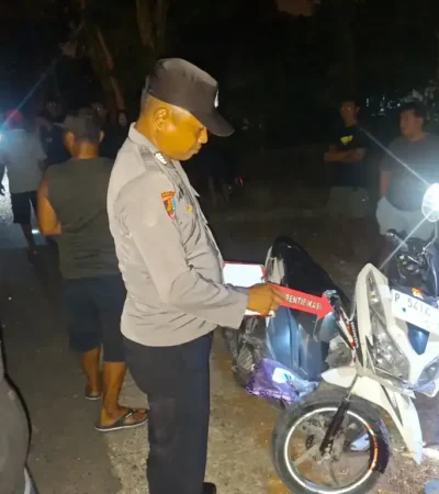 Piket lantas Polsek Tegaldlimo saat lakukan olah TKP insiden lakalantas tunggal yang menimpa motor Honda Vario di Jalan Raya Tegaldlimo, hingga pengendara tewas di tempat, Rabu malam (24/6/2026)(foto: dok Satlantas Polresta Banyuwangi)