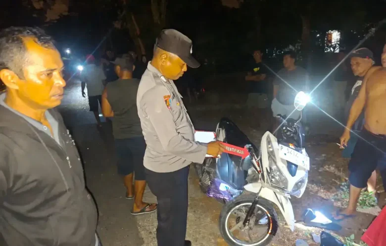 Piket lantas Polsek Tegaldlimo saat lakukan olah TKP insiden lakalantas tunggal yang menimpa motor Honda Vario di Jalan Raya Tegaldlimo, hingga pengendara tewas di tempat, Rabu malam (24/6/2026)(foto: dok Satlantas Polresta Banyuwangi)