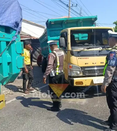 Piket lantas lakukan evakuasi pasca terjadinya Lakalantas mobil pribadi kontra Dump truk di Jalan Raya Banyuwangi jurusan Jember, tepat di selatan Perum Puri Gading, Kecamatan Kabat, Sabtu (27/6/2026)(foto: Blok-a.com/Kuryanto)