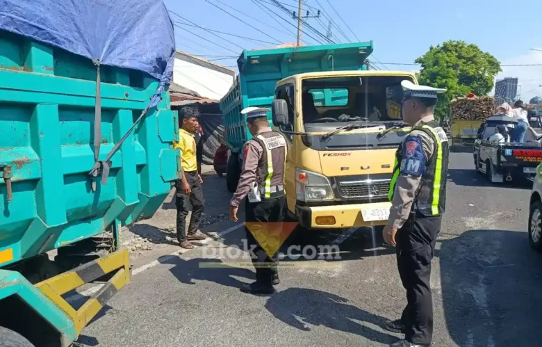 Piket lantas lakukan evakuasi pasca terjadinya Lakalantas mobil pribadi kontra Dump truk di Jalan Raya Banyuwangi jurusan Jember, tepat di selatan Perum Puri Gading, Kecamatan Kabat, Sabtu (27/6/2026)(foto: Blok-a.com/Kuryanto)
