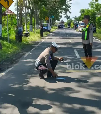 Piket lantas saat lakukan olah TKP Lakalantas maut truk gandeng kontra motor yang merenggut satu korban jiwa, di Jalan Raya Nasional Banyuwangi-Jember, masuk Kecamatan Singojuruh Banyuwangi, Selasa (23/6/2026) (foto: Blok-a.com/Kuryanto)